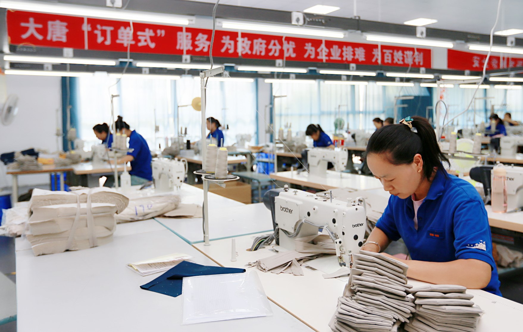 1662444624797099777.jpg 4.永利y23455官网引进“订单式”扶贫企业.,让异地搬迁群众实现家门口就业.jpg