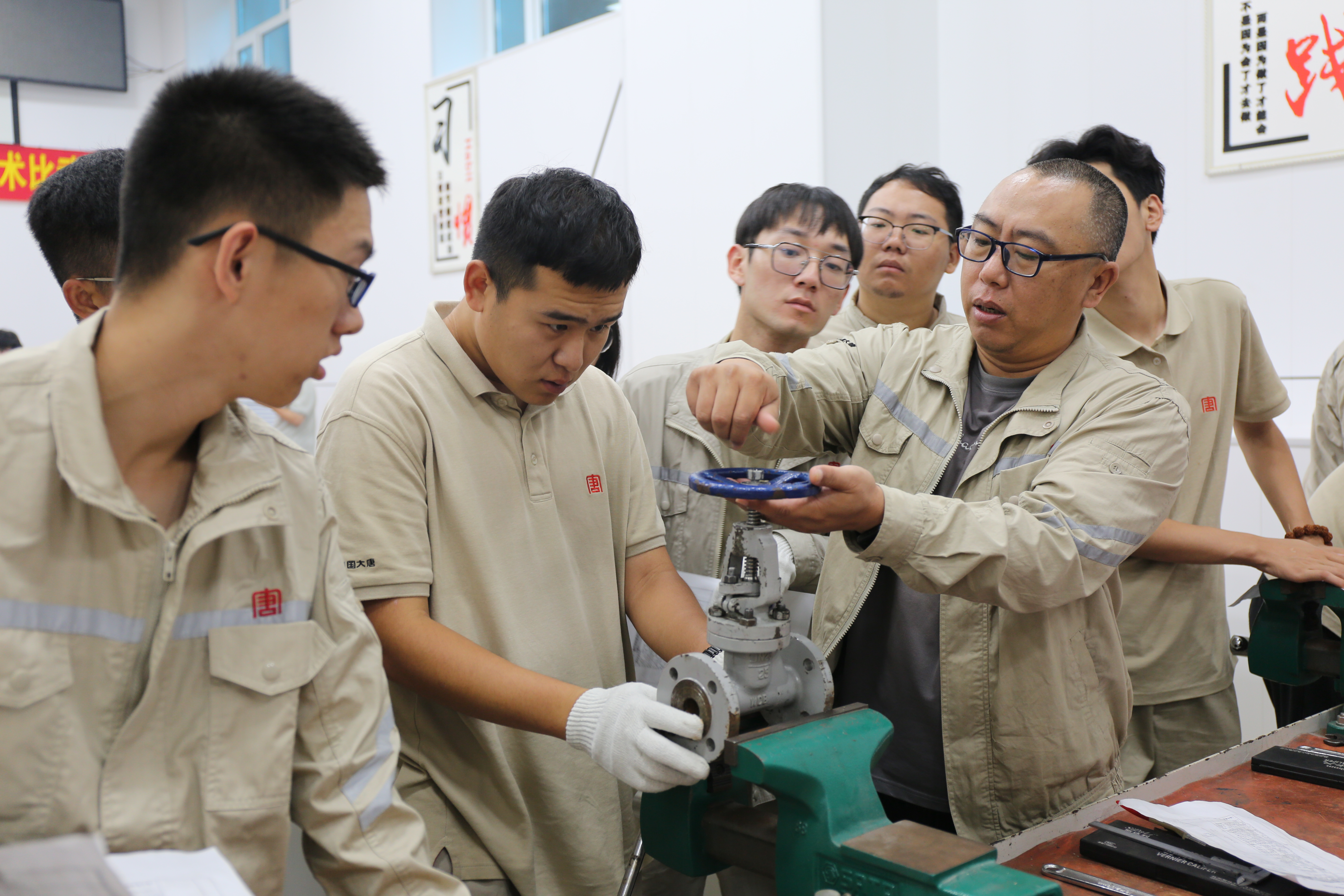 3大唐黑龙江公司新员工在老师傅的带领下认真学习专业技能.jpg