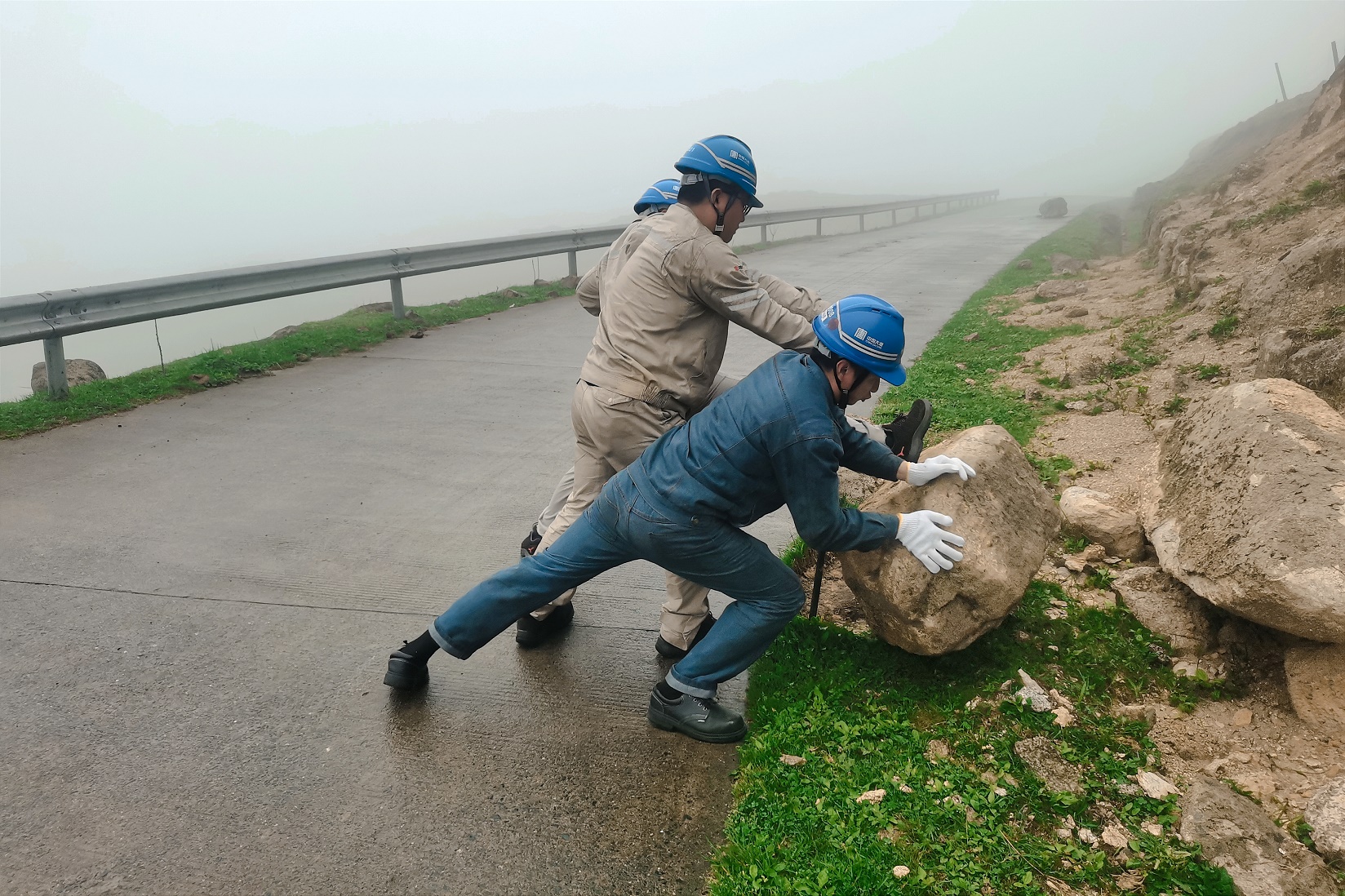 1720744206415096379.jpg 风电场清理山路滚石路障.jpg
